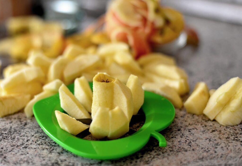 apples, apple slices, apple splitter-3996456.jpg